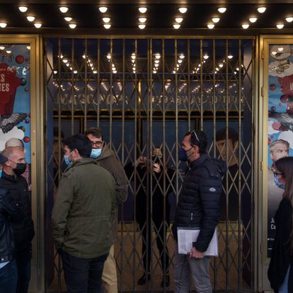 Dvd1079(03/11/21)Grabación del programa Ilustres Ignorantes de Movistar + en el Teatro Nuevo Apolo , Madrid en la imagen gente hacien do cola para entrar a la grabacion  Foto: Víctor Sainz