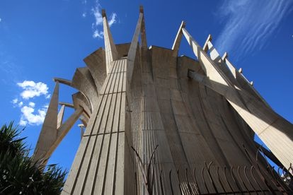 La iglesia del Mar, un ejemplo de arquitectura religiosa contemporánea, construida en 1967 en las inmediaciones del puerto de Jávea.