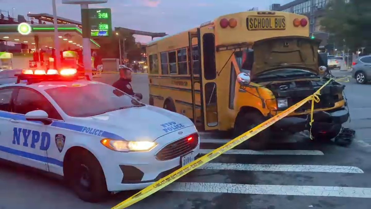 Sospechoso roba un autobús escolar y choca con varios autos antes de ser capturado en Brooklyn