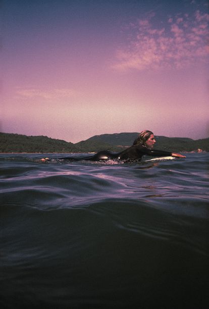 La surfista, en el agua, donde pasa gran parte de su día.