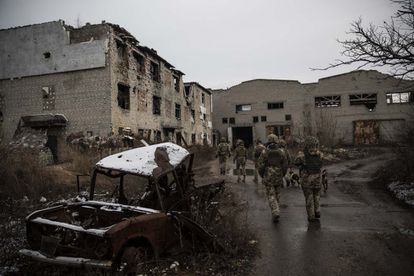 La guerra del Donbás ha dejado 1,5 millones de desplazados internos, pueblos agonizantes y ha fulminado decenas de fábricas, como la de la imagen, completamente destruída, cerca de Avdiivka.