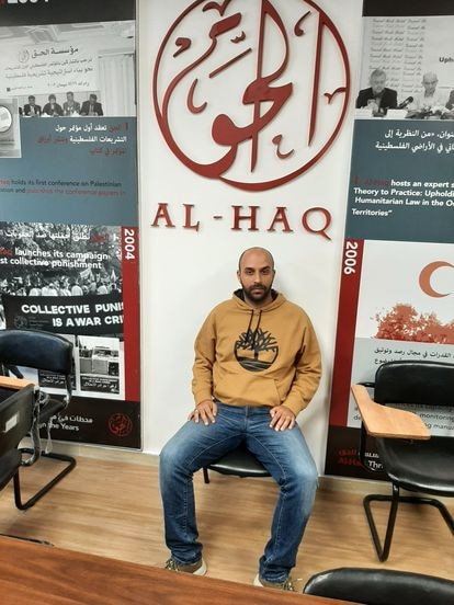 Ghassan Halaika, investigador de la ONG palestina Al Haq, cuyo teléfono fue intervenido con el sistema de espionaje Pegasus, el 25 de noviembre en la sede de su organización en Ramala (Cisjordania).