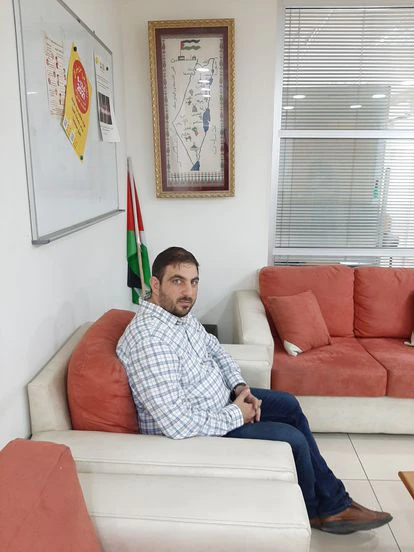 Ubai Aboudi, subdirector de la ONG palestina Bisan Center,  cuyo teléfono fue intervenido con el sistema de espionaje Pegasus, el 25 de noviembre en la sede de su organización en Ramala (Cisjordania).