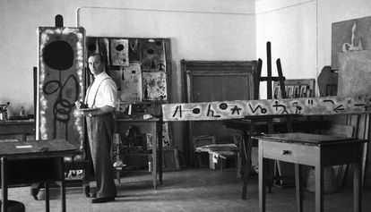 Joan Miró en su estudio en 1942, en una imagen realizada por Joaquim Gomis.