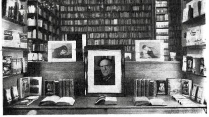 Escaparate de la librería-galería Buchholz de Madrid, en abril de 1956, tras la muerte de Pío Baroja.