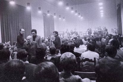 Encierro de intelectuales en Montserrat en 1970, como protesta por el proceso de Burgos. De pie, Josep Maria Castellet, Miró y Tàpies.