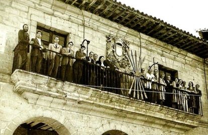 Asistentes a las Jornadas de Altamira de 1949, en Santillana del Mar, para difundir el nuevo arte español.