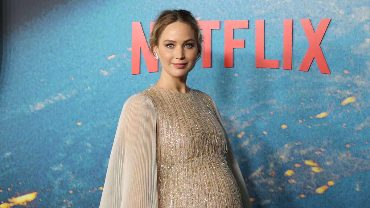 Jennifer Lawrence muestra su embarazo en su regreso a la alfombra roja