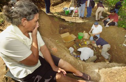 Marta Arcadia Ramírez espera la exhumación de los restos de cuatro familiares que fueron ejecutados por el ejército durante la guerra civil, en octubre de 2003.