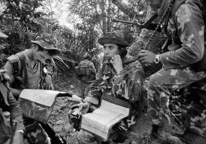 El teniente coronel Domingo Monterrosa se encuentra en una operación militar con el Batallón Atlacatl en San Miguel, El Salvador, en agosto de 1983.