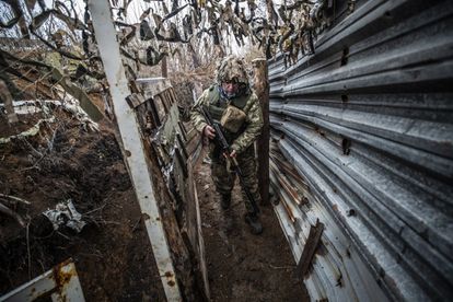 Un soldado ucranio en una trinchera cerca de las posiciones prorrusas, la semana pasada en Avdíivka (Ucrania).