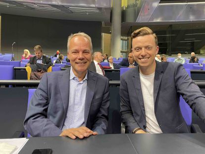 Matthias Miersch, a la izquierda, y Adis Ahmetovic, en la sesión constituyente del Bundestag, en una foto cedida por su grupo parlamentario.