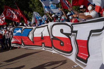 Simpatizantes del candidato presidencial chileno José Antonio Kast, del Partido Republicano, asisten al mitin de clausura de su campaña en el Parque Araucanos, Santiago, el 16 de diciembre de 2021.