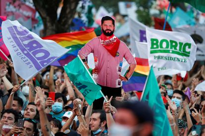 Un maniquí con la imagen del candidato Gabriel Boric es visto entre simpatizantes durante el mitin de clausura de su campaña en Santiago.