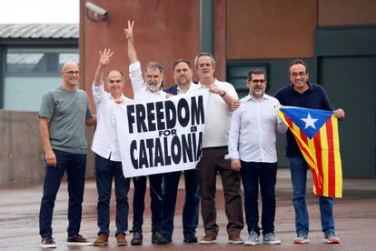 De izquierda a derecha, Raül Romeva, Jordi Turull, Jordi Cuixart, Oriol Junqueras, Joaquim Forn, Jordi Sànchez y Josep Rull, a su salida de la prisión de Lledoners, el pasado 23 de junio.
