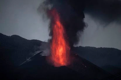 Eyección de lava en el volcán de La Palma.