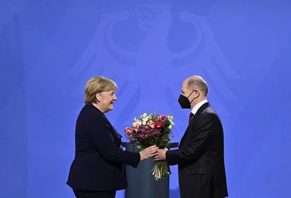 Angela Merkel y su sucesor, Olaf Scholz, el 8 de diciembre.
