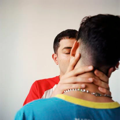Alfredo Santamaría besa a su pareja Alfredo Vivas 