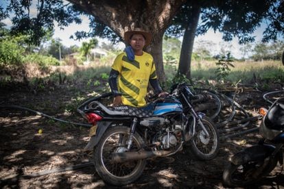 El ganadero Mario Chamorro con su moto, en San José de Uré (Colombia).