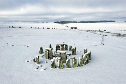 Vista aérea de Stonehenge cubierto por la nieve.