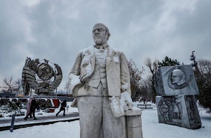 Varias personas caminan junto a una estatua de Lenin y otros monumentos de la Unión Soviética en un parque de Moscú, esta semana.