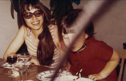 Ziva Postec y su hija Sarah celebran el cumpleaños de esta en 1968.