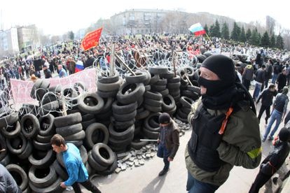 Separatistas prorrusos en una barricada en la ciudad de Donetsk, en abril de 2014. 