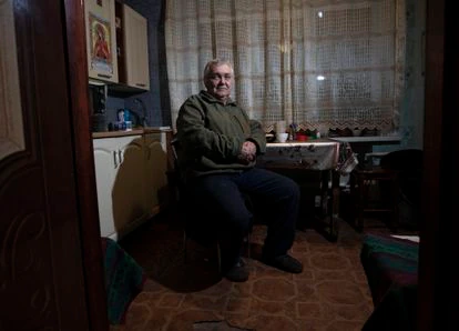Leonid Shcherbakov en su casa de Tonenke, en el Donbás.