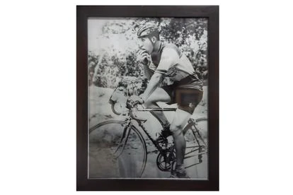 Fotos de Roberto Escobar durante sus años como notable ciclista en competencias colombianas.