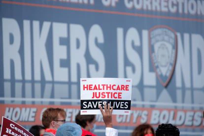 Manifestación de personal sanitario contra las condiciones de trabajo en la cárcel de Rikers Island en mayo de 2020