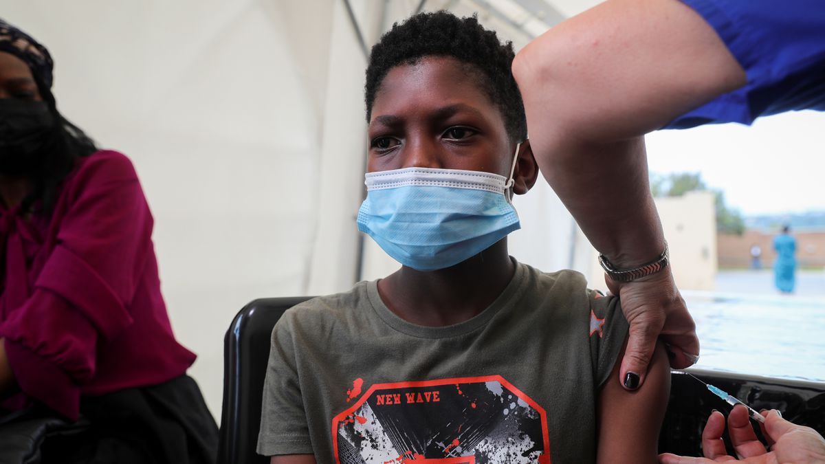 Los contagios de la ómicron descienden en Sudáfrica tan rápido como subieron
