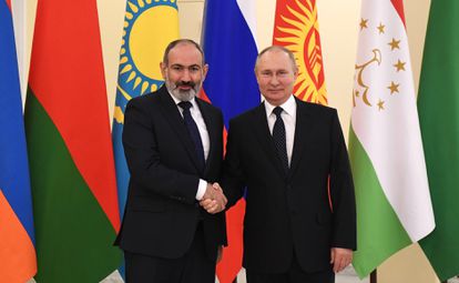 Nikol Pashinián junto a Vladímir Putin en una cumbre de la Comunidad de Estados Independientes, este martes en San Petersburgo.