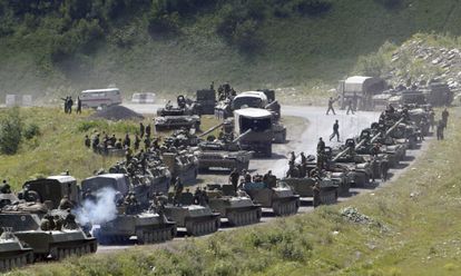 Una fila de vehículos armados rusos en camino hacia la capital de Osetia del sur, Tskhinvali, en 2008. 