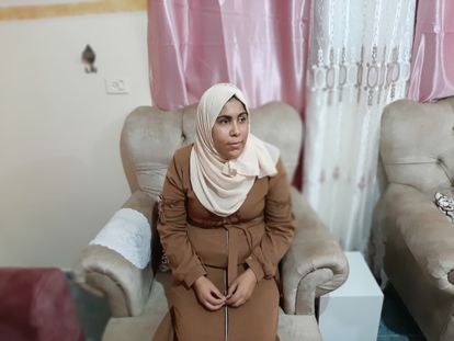 May Abu Rowaida, de 22 años, que perdió un ojo por el impacto de una bala forrada de goma en 2019 en la frontera de Israel, en su casa de Maghazi (Gaza), el pasado día 13.
