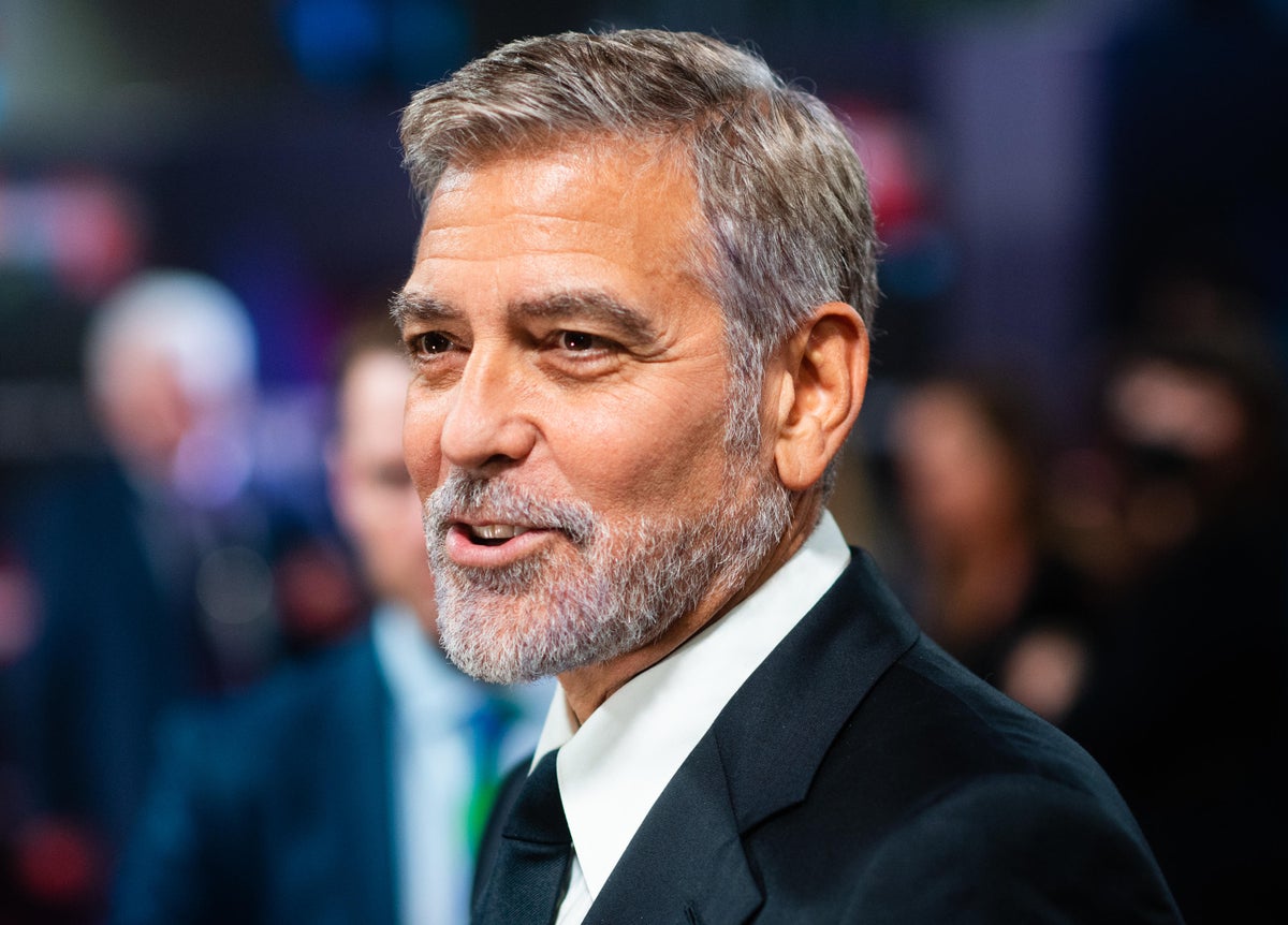 ¿Está George Clooney dirigiendo un episodio de la serie Disney +?