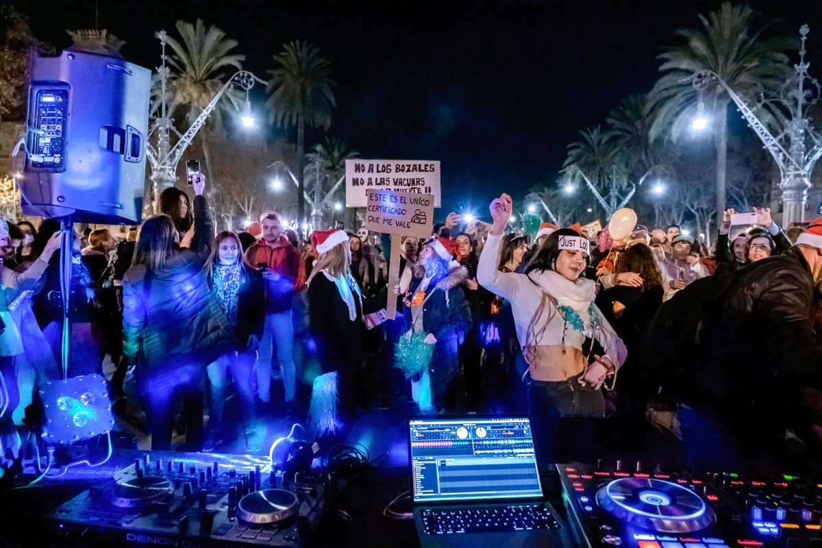 Una manifestación negacionista en Barcelona deriva en una fiesta al aire libre
