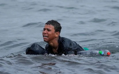 Un migrante alcanza Ceuta en un flotador de botellas.

