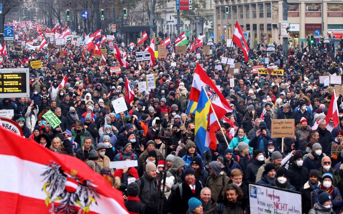Al menos 40 mil protestan contra las restricciones y la vacunación obligatoria en Austria