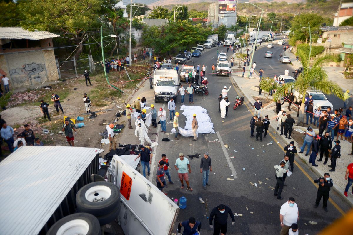 Al menos 54 migrantes muertos tras volcar el camión en el que viajaban hacinados en México
