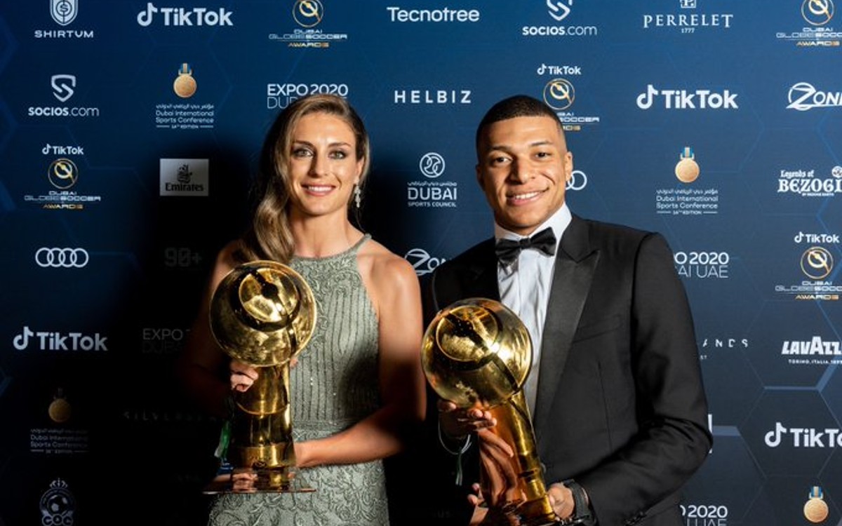 Alexia Putellas y Kylian Mbappé reciben el Globe Soccer Award | Video