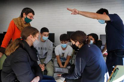 Alumnos del instituto público L'Alzina (en Barcelona) durante el taller 'Desfake' junto a su profesora Raquel Martín y al educador Marc Masip.
