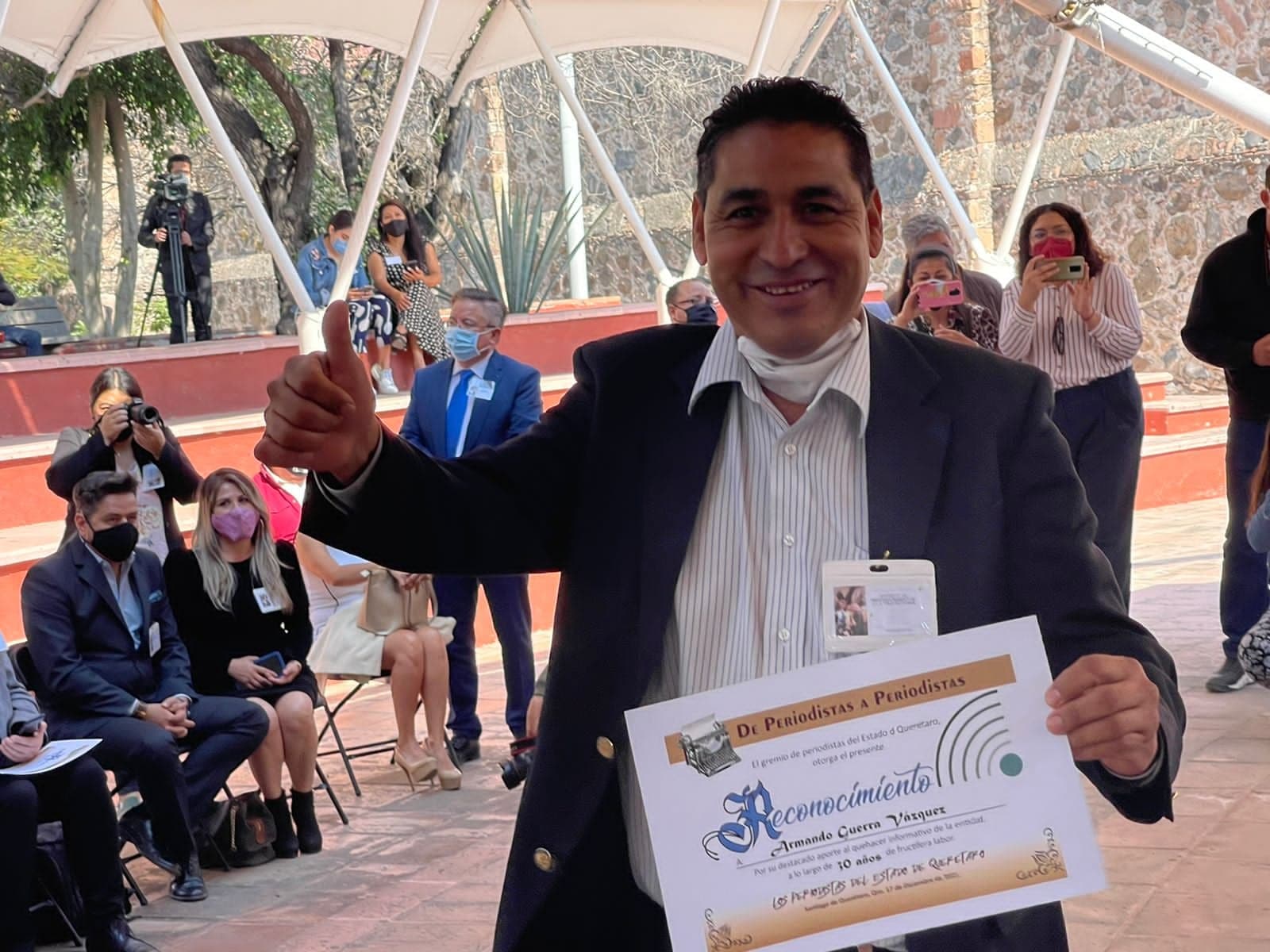 Armando Guerra recibe reconocimiento por 30 años de trayectoria periodística, por parte de Asociación de Periodistas de Querétaro