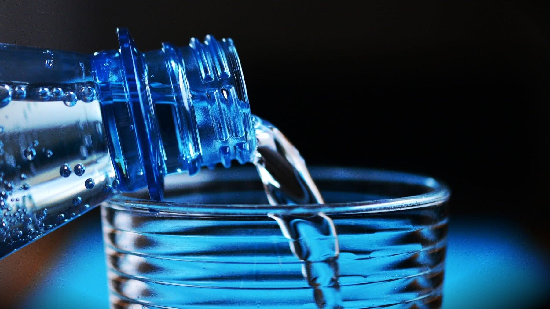 Beber agua de una botella de plástico reutilizada es malo para la salud