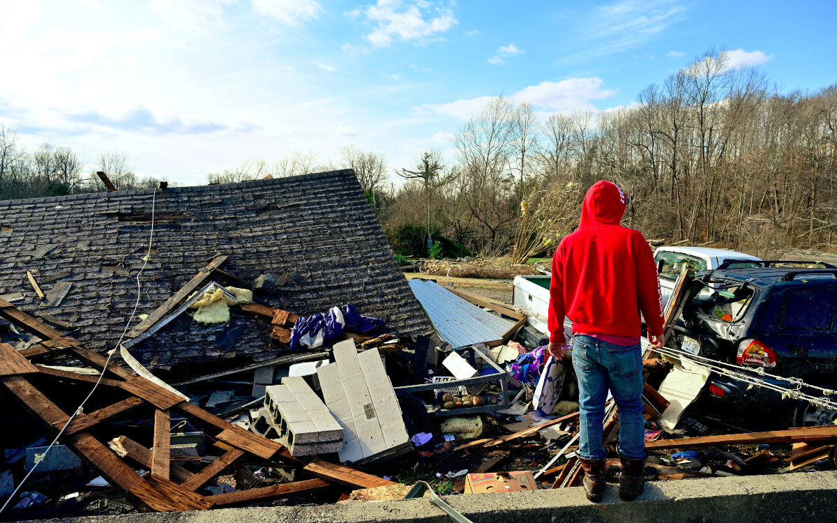Biden, desconsolado ante la devastación tras los tornados en Kentucky