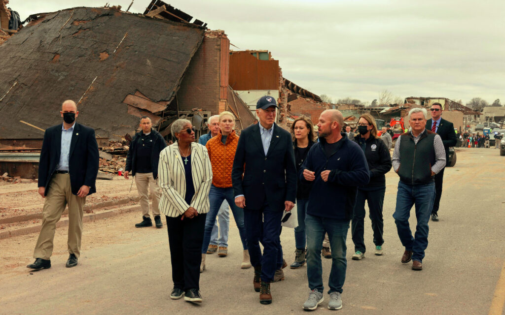 Biden visita áreas afectadas por tornados en Kentucky y promete ayuda federal