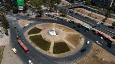 Vista aérea de la Plaza Baquedano, medio pintada de blanco por miembros del equipo de campaña del candidato presidencial chileno José Antonio Kast.