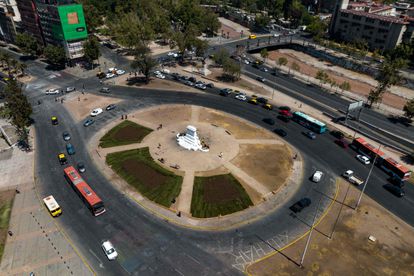 Vista aérea de la Plaza Baquedano, medio pintada de blanco por miembros del equipo de campaña del candidato presidencial chileno José Antonio Kast.