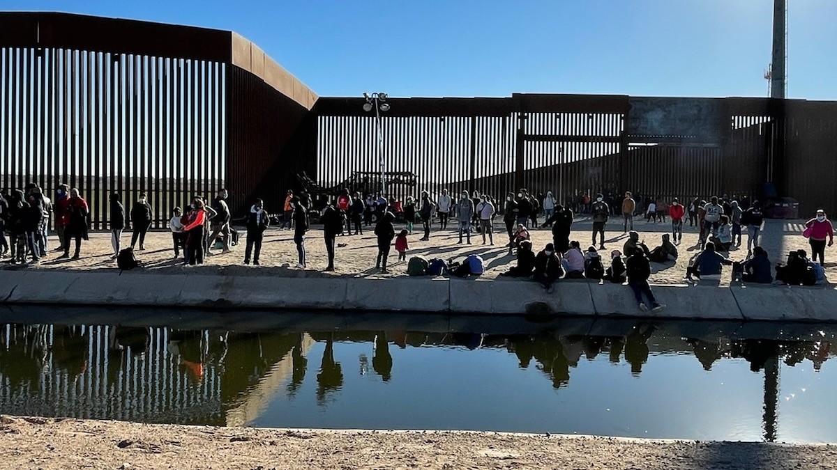 Cientos de migrantes esperan en ciudad fronteriza de Arizona tras reinicio de “Permanecer en México”