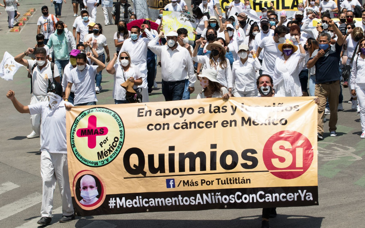 Convocan a jornada de manifestación fuera del AICM por desabasto de medicamentos