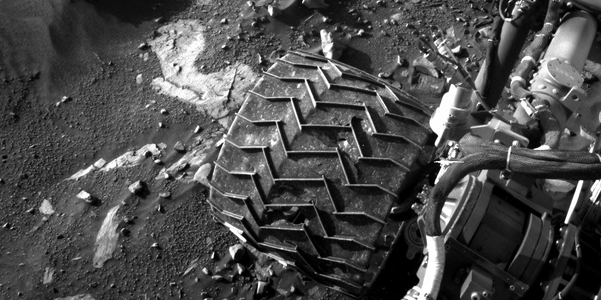 Curiosity Rover se toma un descanso de Marte explorando para mirar sus ruedas